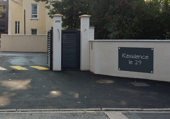 Panneau Dibon, Lettres adhésives découpées