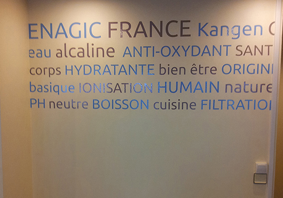 Mur de lettres adhésives découpées